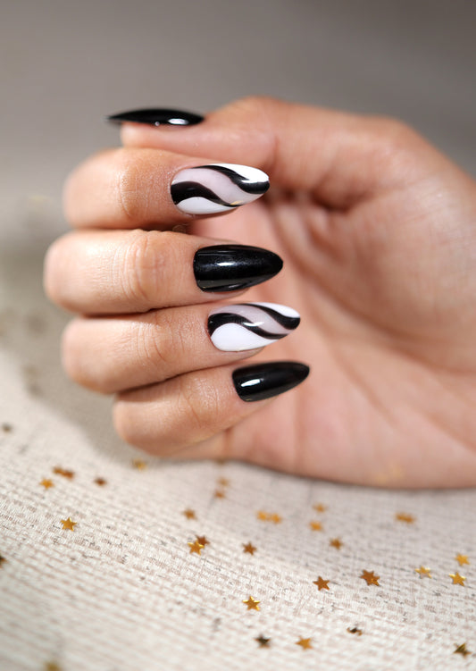 Black N White  Pressonnail With Nailkit