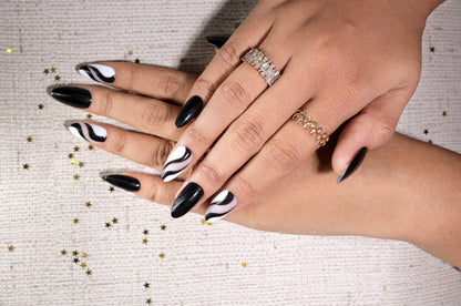 Black N White  Pressonnail With Nailkit