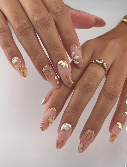 WHITE N GOLD FLWER PRESSONNAIL WITH NAILKIT