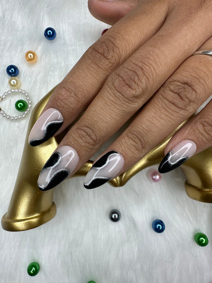 BLACK N WHITE PRESSONNAIL WITH NAILKIT