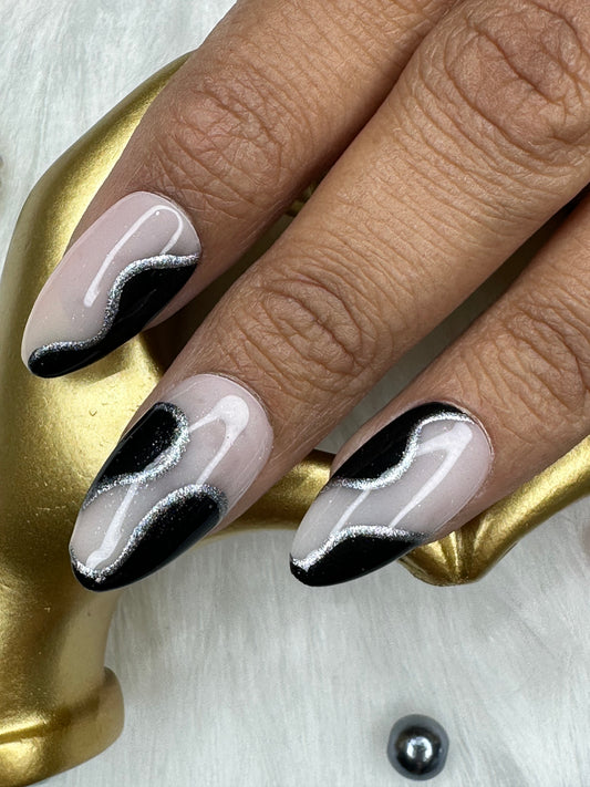 BLACK N WHITE PRESSONNAIL WITH NAILKIT