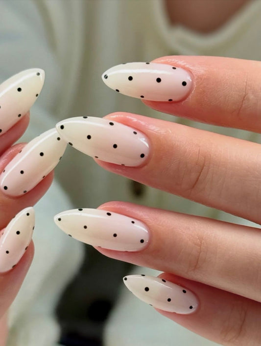 WHITE N BLACK DOT PRESSONNAIL WITH NAIL KIT